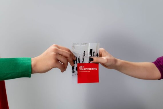 Een team dat samenwerkt aan een wervingscampagne voor een recruitmentbureau.